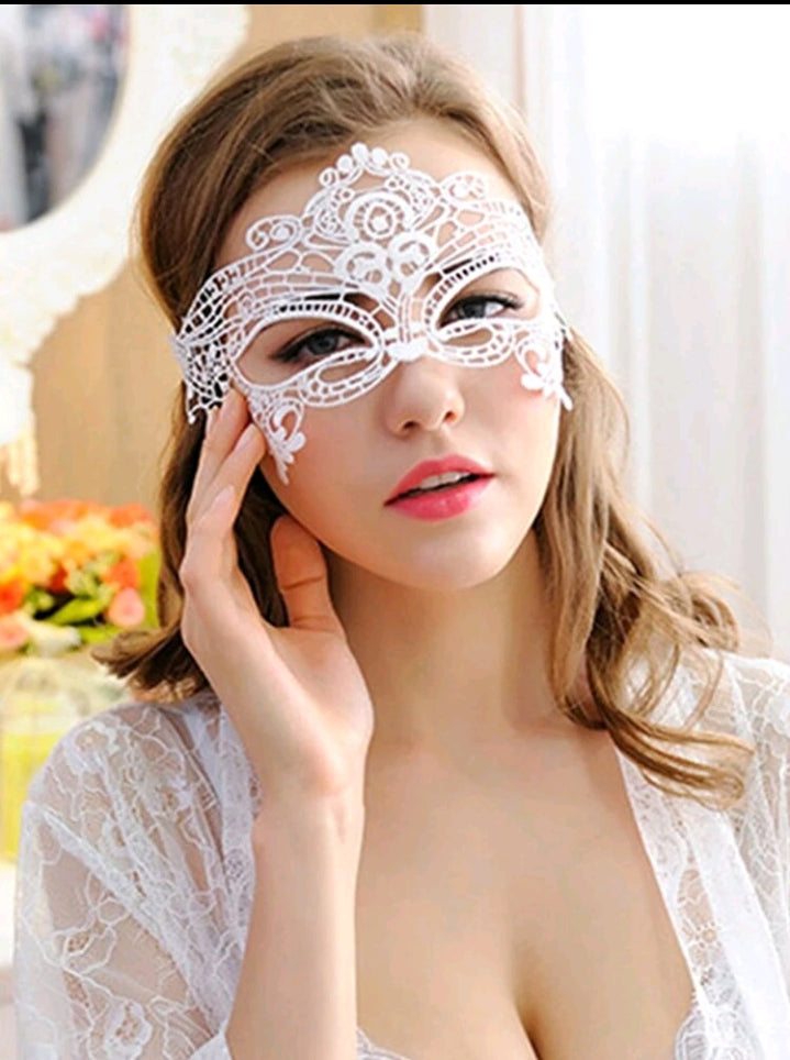 Lace Mask in White