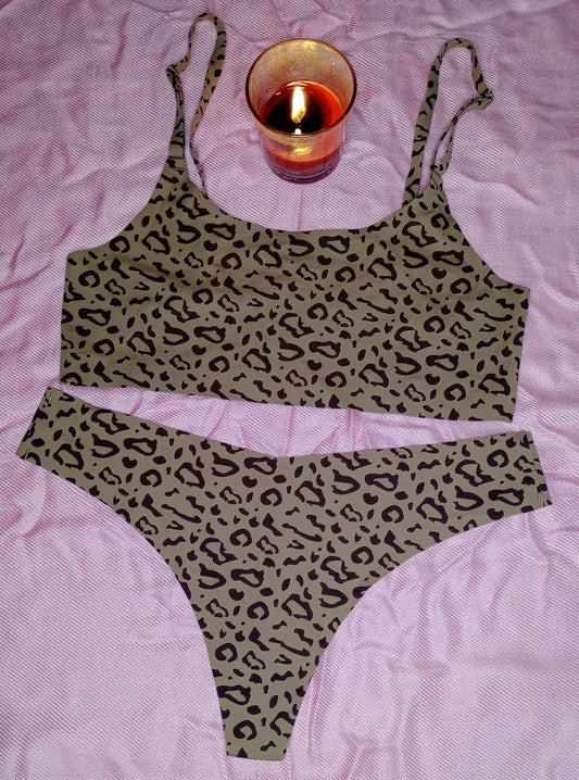 Wire-free/Unpadded Bra & Seamless Thong Set